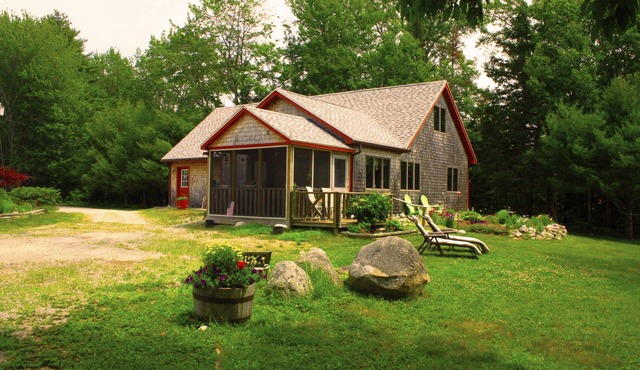 Year-round shorefront cottage, views of Cadillac Mountain, easy access to Acadia