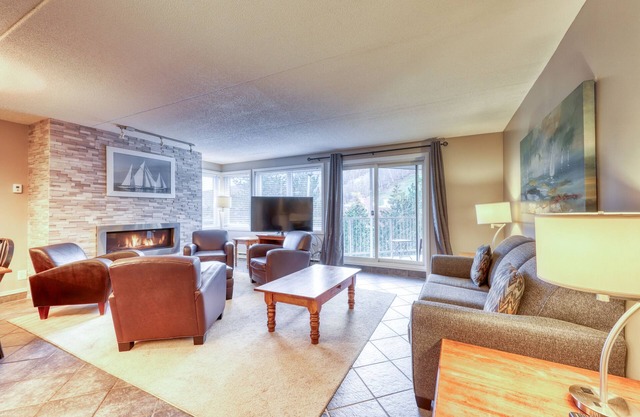 Mountain-side condo Cachet Crossing next to Slopes