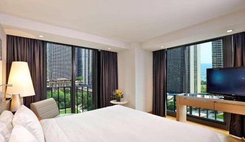 Premium Corner King Room with Balcony and Park View - Non-Smoking