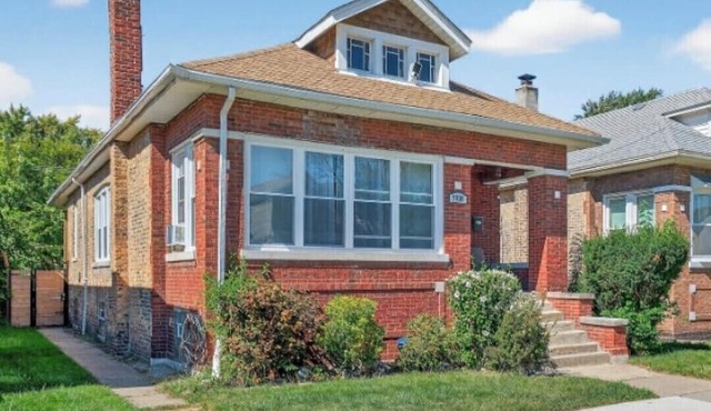 3-bedroom bungalow in just 15 min south of Chicago Downtown, and Obama Center